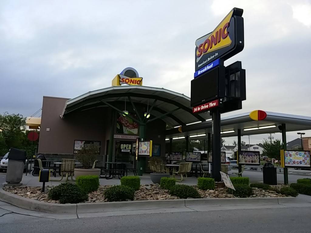 Sonic Drive-In | restaurant | 2506 Alcoa Hwy, Alcoa, TN 37701, USA | 8659840327 OR +1 865-984-0327