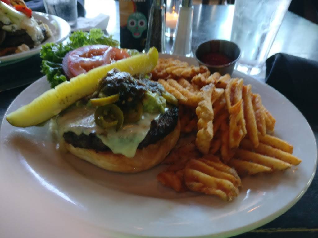 Harrys Bar and Grill | restaurant | 3549 N Oakland Ave, Milwaukee, WI 53211, USA | 4149646800 OR +1 414-964-6800