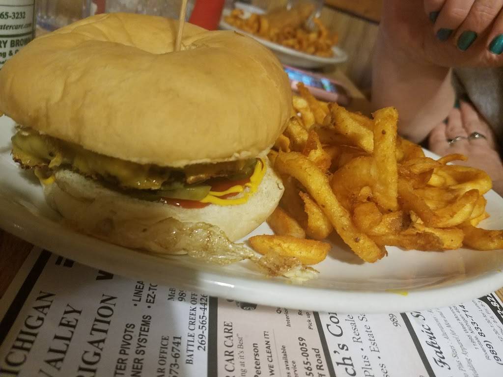 Beardslees Restaurant | restaurant | 3135 E Howard City Edmore Rd, Edmore, MI 48829, USA | 9894273431 OR +1 989-427-3431