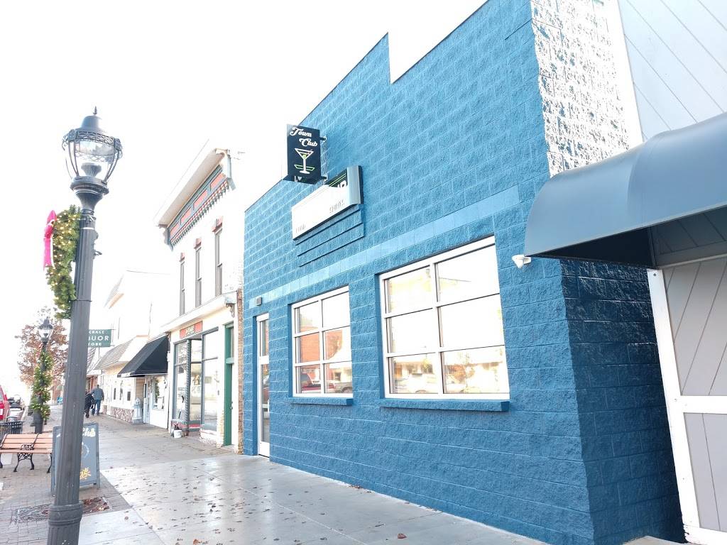 Town Club Elk Rapids | restaurant | 133 River St, Elk Rapids, MI 49629, USA | 2312649914 OR +1 231-264-9914