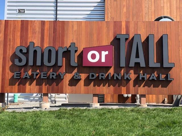 Short or Tall Eatery & Drink Hall | restaurant | 21050 135th Ave N, Rogers, MN 55374, USA | 7632083710 OR +1 763-208-3710