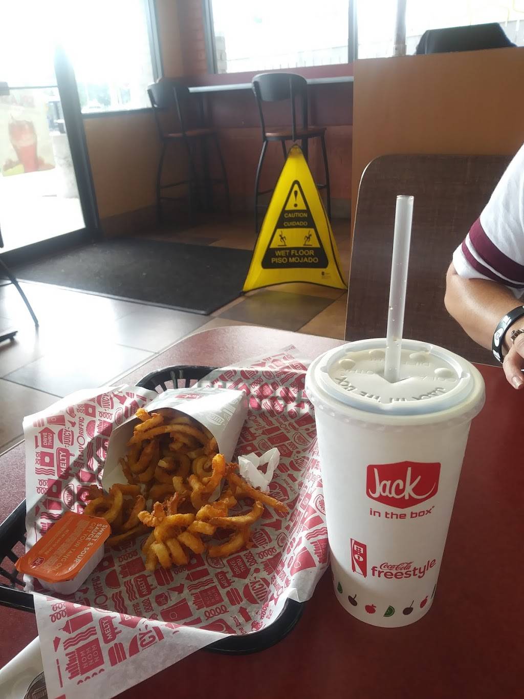 Jack in the Box | restaurant | 4402 Maple Ave, Dallas, TX 75219, USA | 2145212560 OR +1 214-521-2560