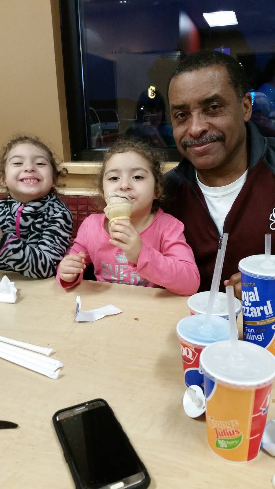 Dairy Queen Grill & Chill | restaurant | 912 S Washington St, Du Quoin, IL 62832, USA | 6185423112 OR +1 618-542-3112