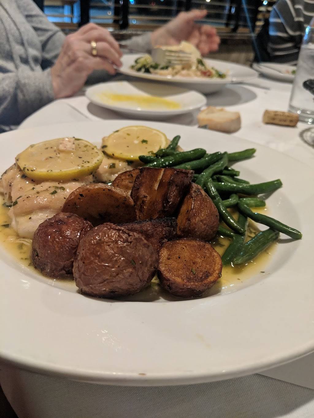 RoccoVinos Italian Restaurant | restaurant | 1085 E Nerge Rd, Elk Grove Village, IL 60007, USA | 8475242411 OR +1 847-524-2411