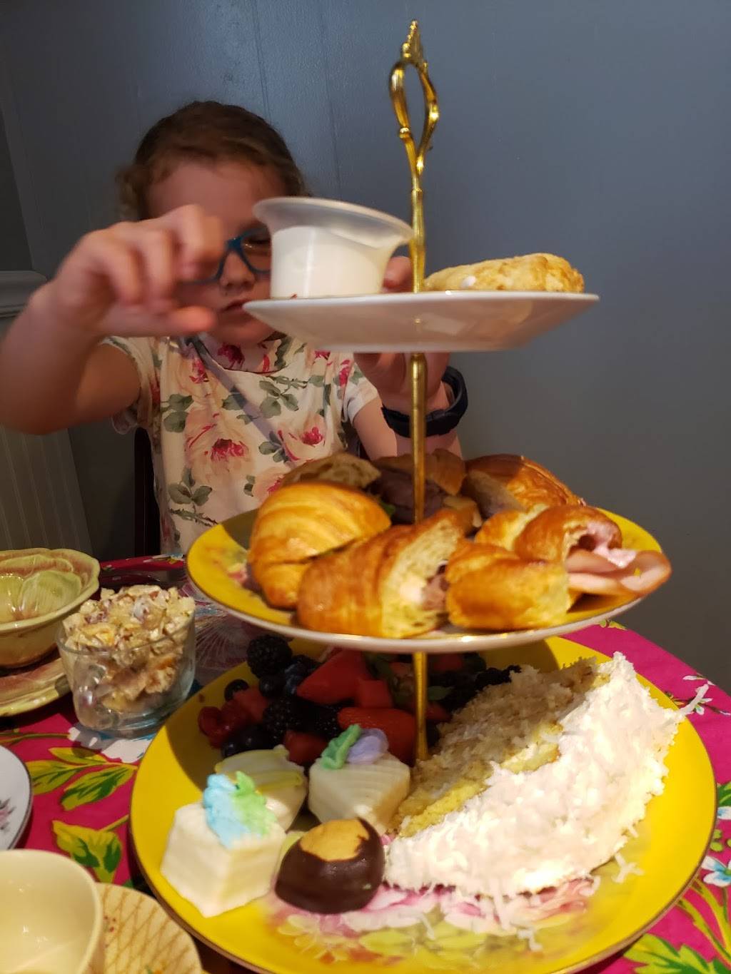 Sweet Magnolias Tea Bistro | restaurant | 212 Howard St, Auburndale, FL 33823, USA | 8639651684 OR +1 863-965-1684