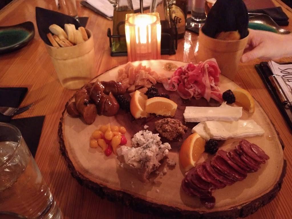 Tannins & Hops | restaurant | 619 A Southwest Water Street, Peoria, IL 61602, USA | 3099662165 OR +1 309-966-2165