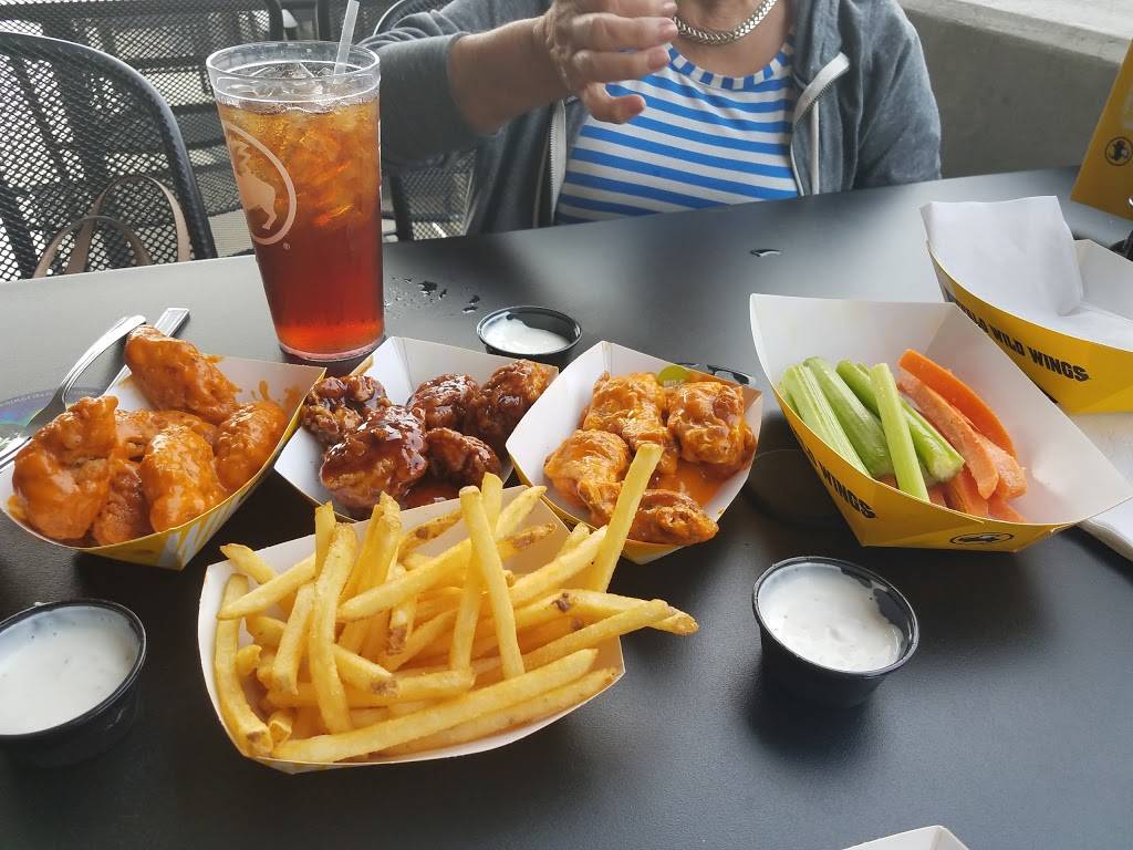 Buffalo Wild Wings | meal takeaway | 3990 N Steele Blvd, Fayetteville, AR 72703, USA | 4792519464 OR +1 479-251-9464