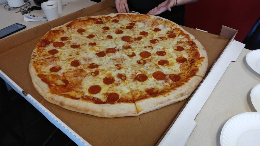 Charlies Pizza & Wings | restaurant | 4439 Gunn Hwy, Tampa, FL 33618, USA | 8139687800 OR +1 813-968-7800