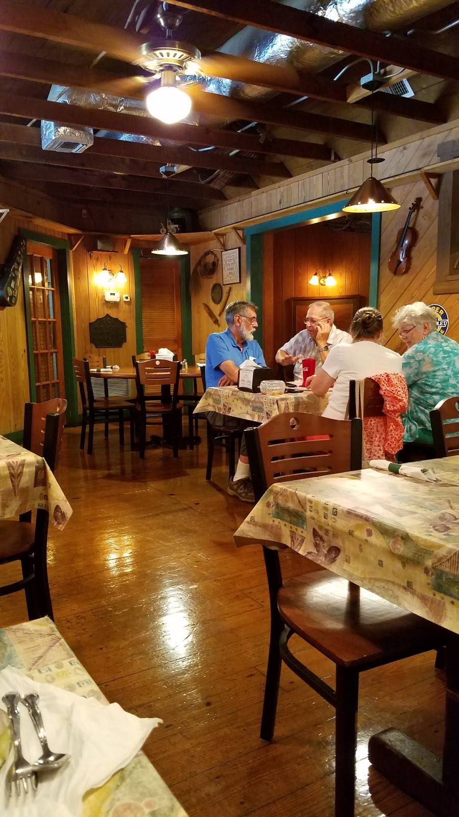 The Catfish Place | restaurant | 311 S Forest Ave, Apopka, FL 32703, USA | 4078897980 OR +1 407-889-7980