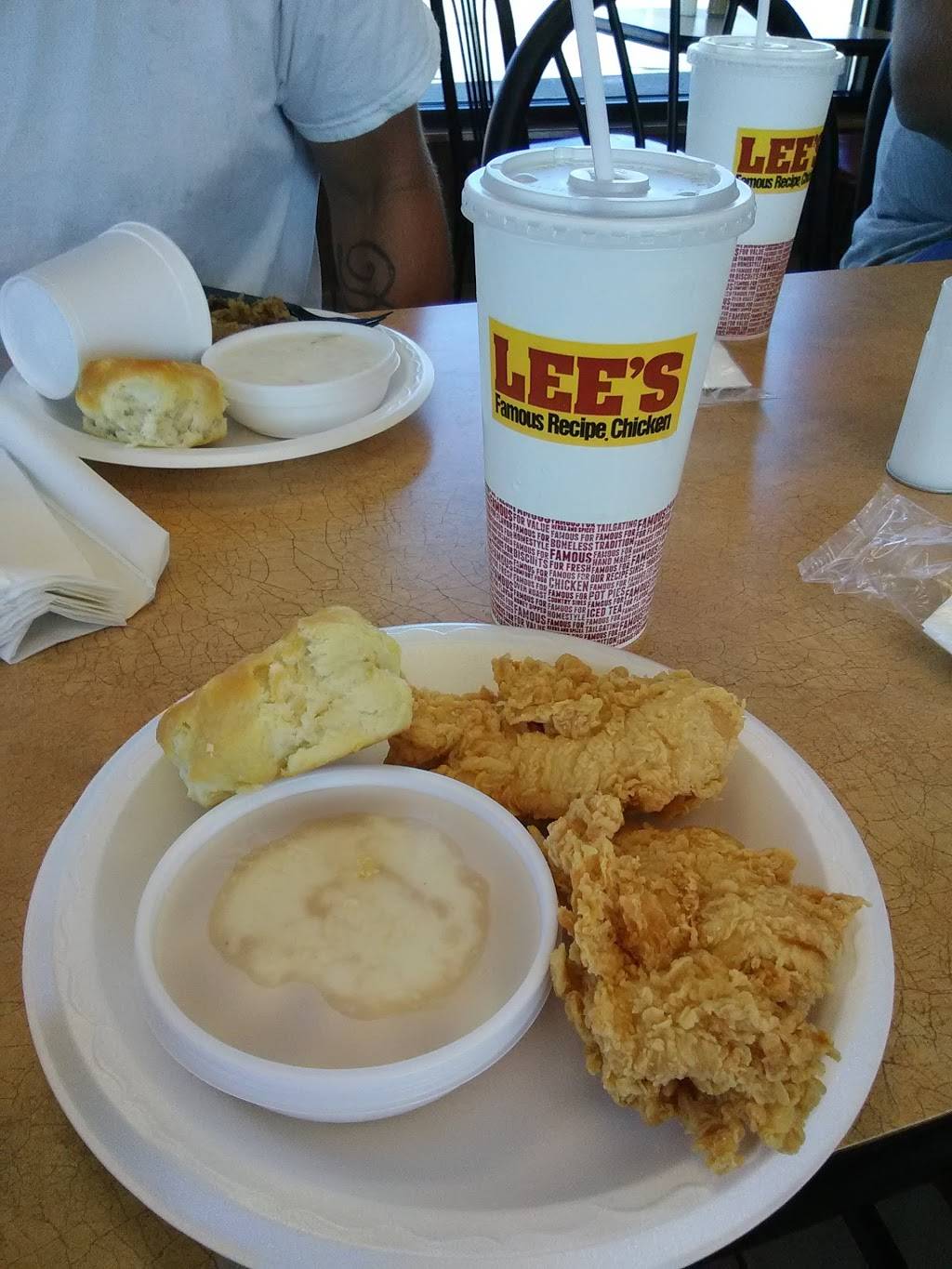 Lees Famous Recipe Chicken | restaurant | 2710 Wheeling Ave, Muncie, IN 47303, USA | 7658969075 OR +1 765-896-9075