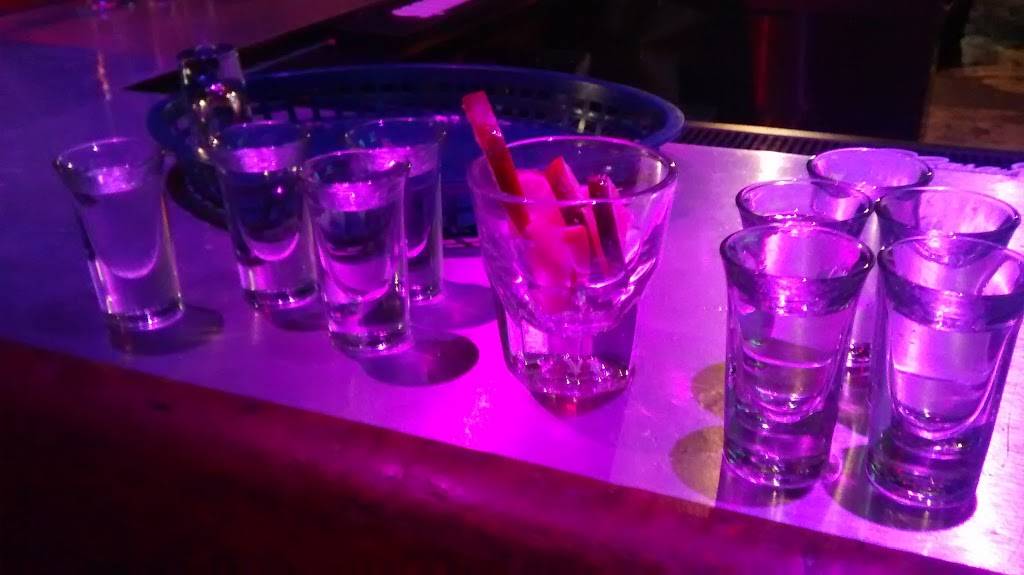 Roseland Bar & Grill | restaurant | 18401 Eight Mile Rd, Detroit, MI 48219, USA | 3135350600 OR +1 313-535-0600