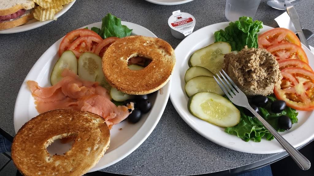 Benjis Deli | restaurant | 8683 N Port Washington Rd, Milwaukee, WI 53217, USA | 4142285130 OR +1 414-228-5130