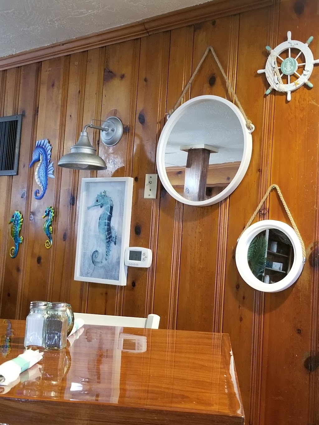 Kraby Js | restaurant | 26250 W Heart O Lakes Blvd, Antioch, IL 60002, USA | 8473957800 OR +1 847-395-7800