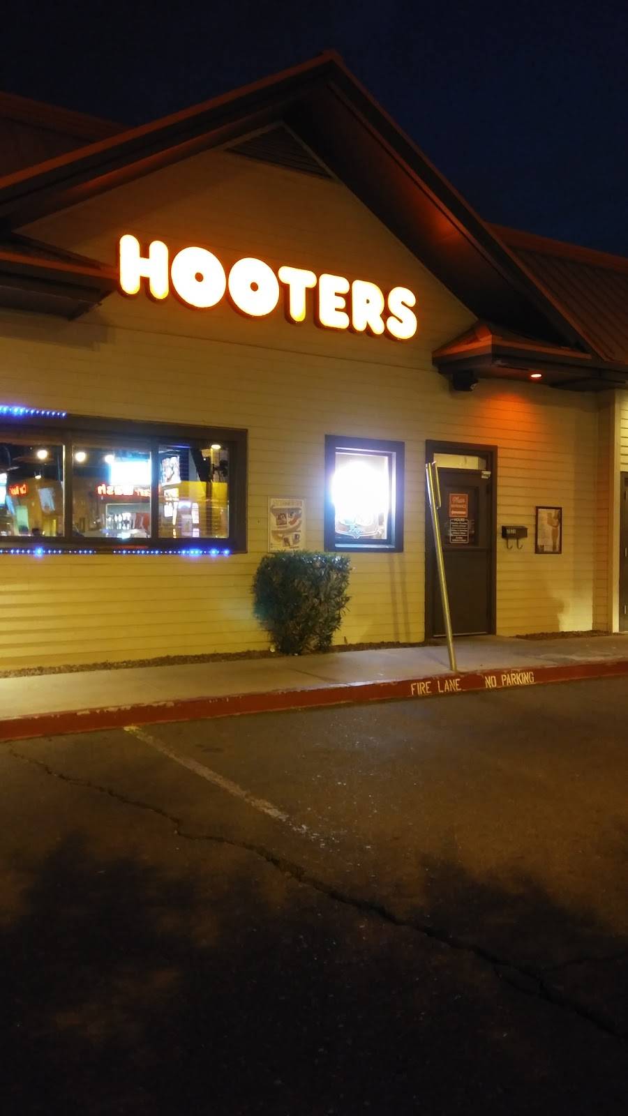 Hooters | restaurant | 2820 N 75th Ave, Phoenix, AZ 85035, USA | 6238737935 OR +1 623-873-7935