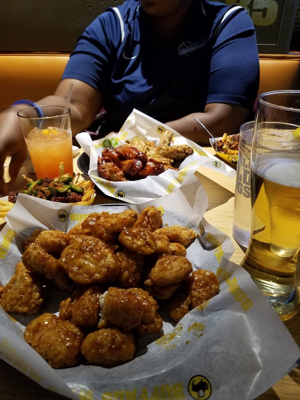 Buffalo Wild Wings | meal takeaway | 5223 Highland Rd, Waterford Twp, MI 48327, USA | 2486749464 OR +1 248-674-9464