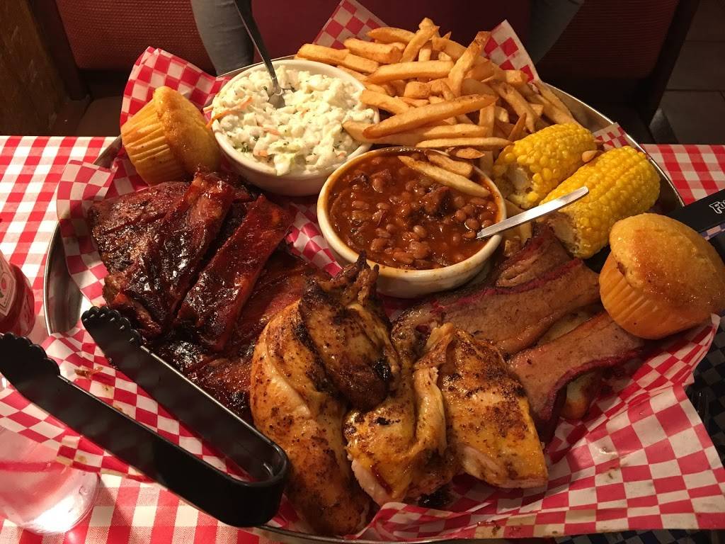 Famous Daves Bar-B-Que | restaurant | 20300 13 Mile Rd, Roseville, MI 48066, USA | 5862932900 OR +1 586-293-2900