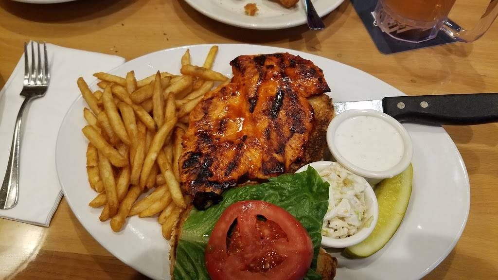 Paulies Pub and Grille | restaurant | 444 N Eola Rd, Aurora, IL 60502, USA | 6304998956 OR +1 630-499-8956