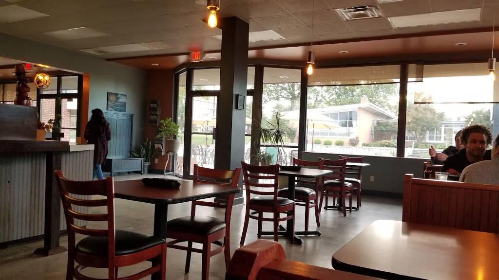 Keepers Quarters | restaurant | 817 S Illinois Ave, Carbondale, IL 62901, USA | 6185290990 OR +1 618-529-0990