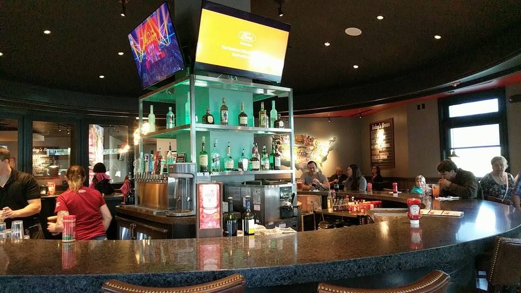 Red Robin Gourmet Burgers and Brews | restaurant | 27063 McBean Pkwy, Valencia, CA 91355, USA | 6612602411 OR +1 661-260-2411