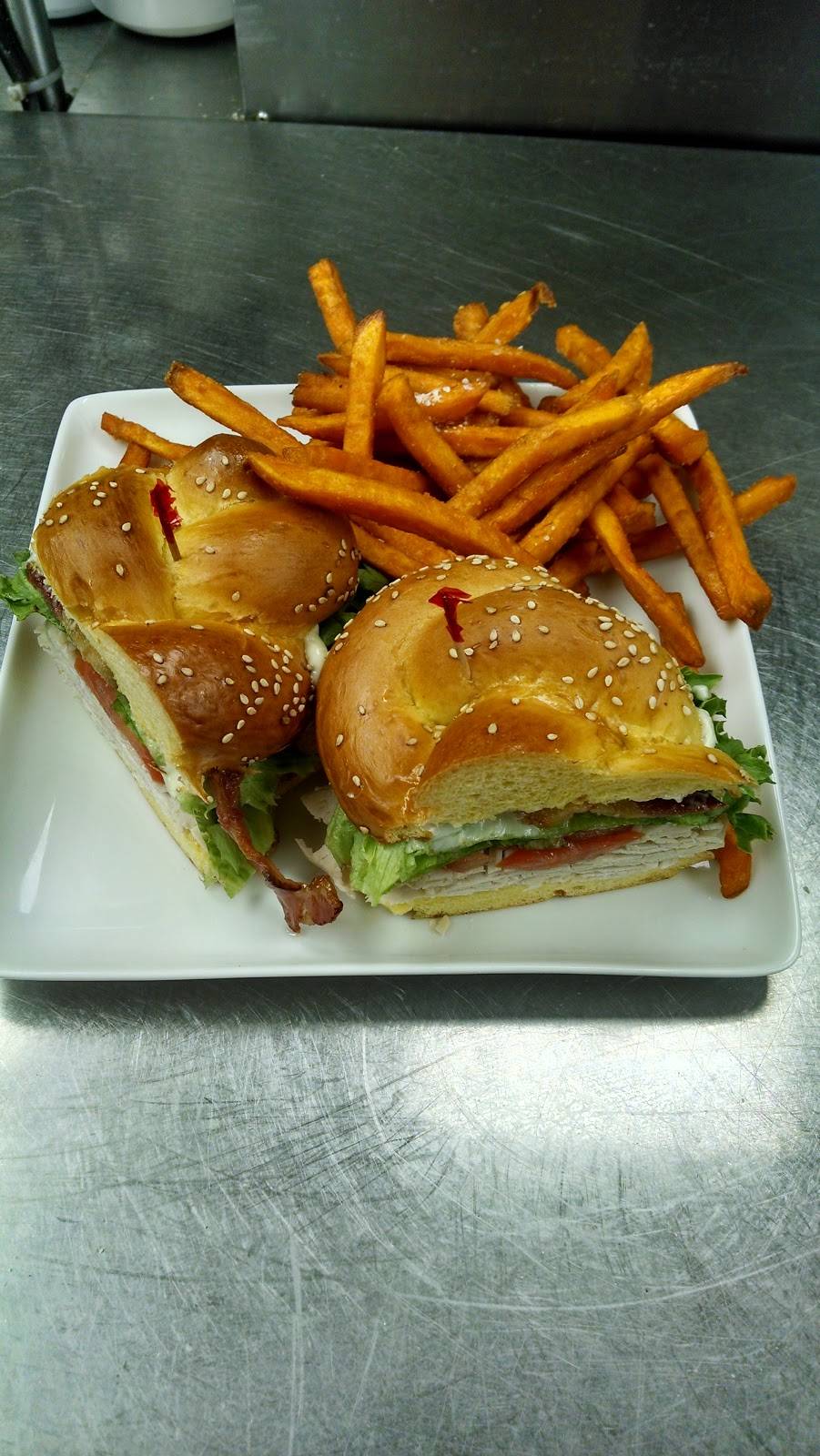 Alumni Restaurant & Bar | restaurant | 391 East Central Street, Franklin, MA 02038, USA | 5085288804 OR +1 508-528-8804