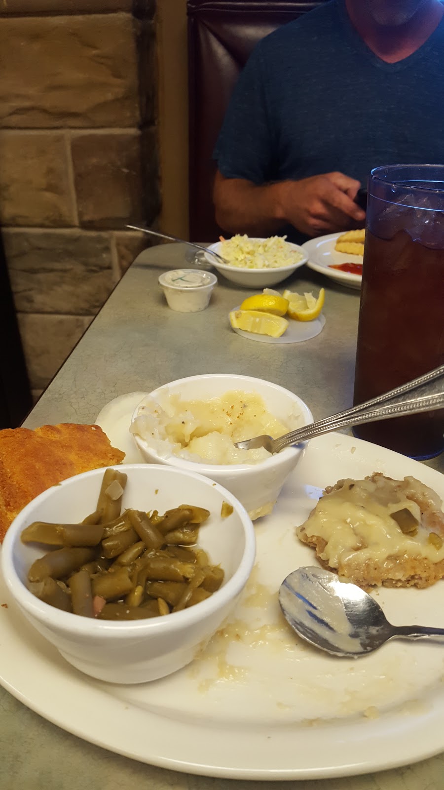 Crossroads Cafe | restaurant | 109 S Worthington Dr, West Memphis, AR 72301, USA | 8707353800 OR +1 870-735-3800