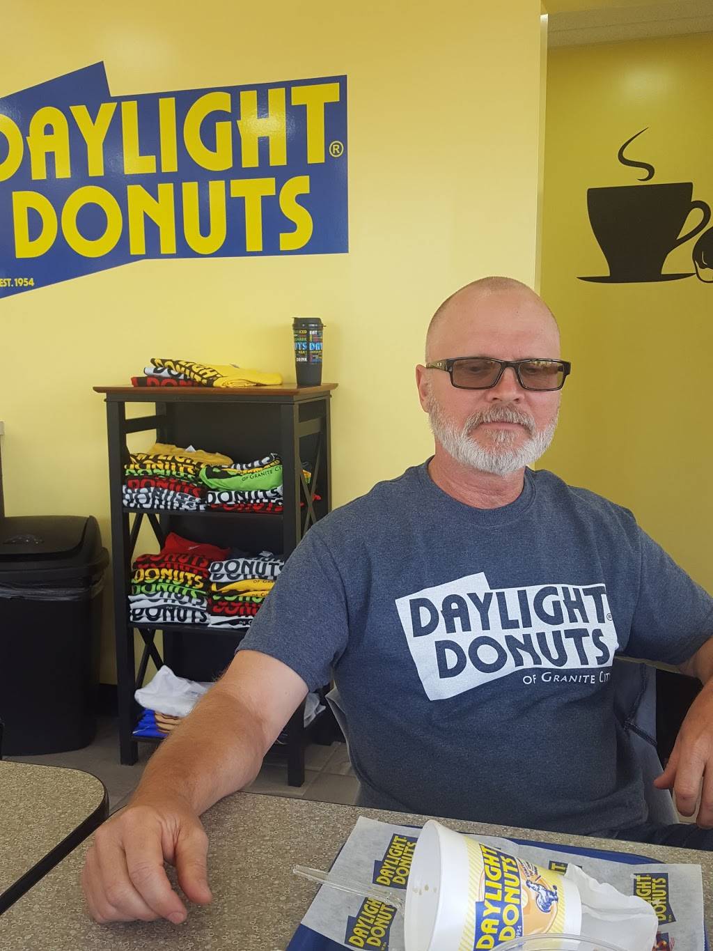 Daylight Donuts | restaurant | 1965 Madison Ave, Granite City, IL 62040, USA | 6187097955 OR +1 618-709-7955