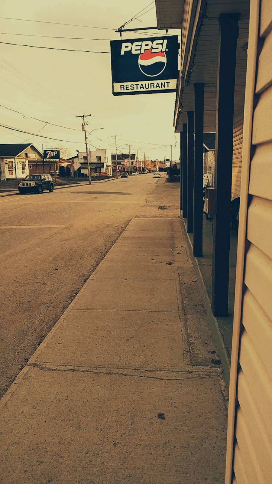 Restaurant De La Vallee | restaurant | 117 Rue Saint Joseph, Lac-des-Écorces, QC J0W 1H0, Canada | 8195853544 OR +1 819-585-3544