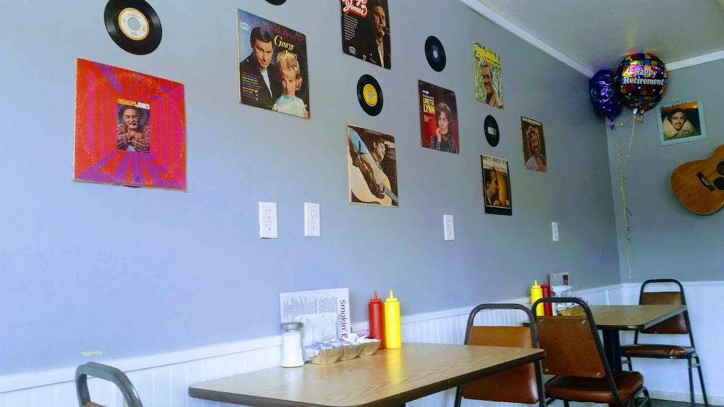 Smokin B | restaurant | 502 E Poplar St, Beecher City, IL 62414, USA | 6184875155 OR +1 618-487-5155