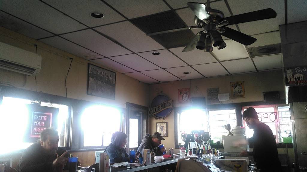 Houndogs Bar & Grill | restaurant | 4463 SE Milwaukie Ave, Portland, OR 97202, USA | 5032323547 OR +1 503-232-3547