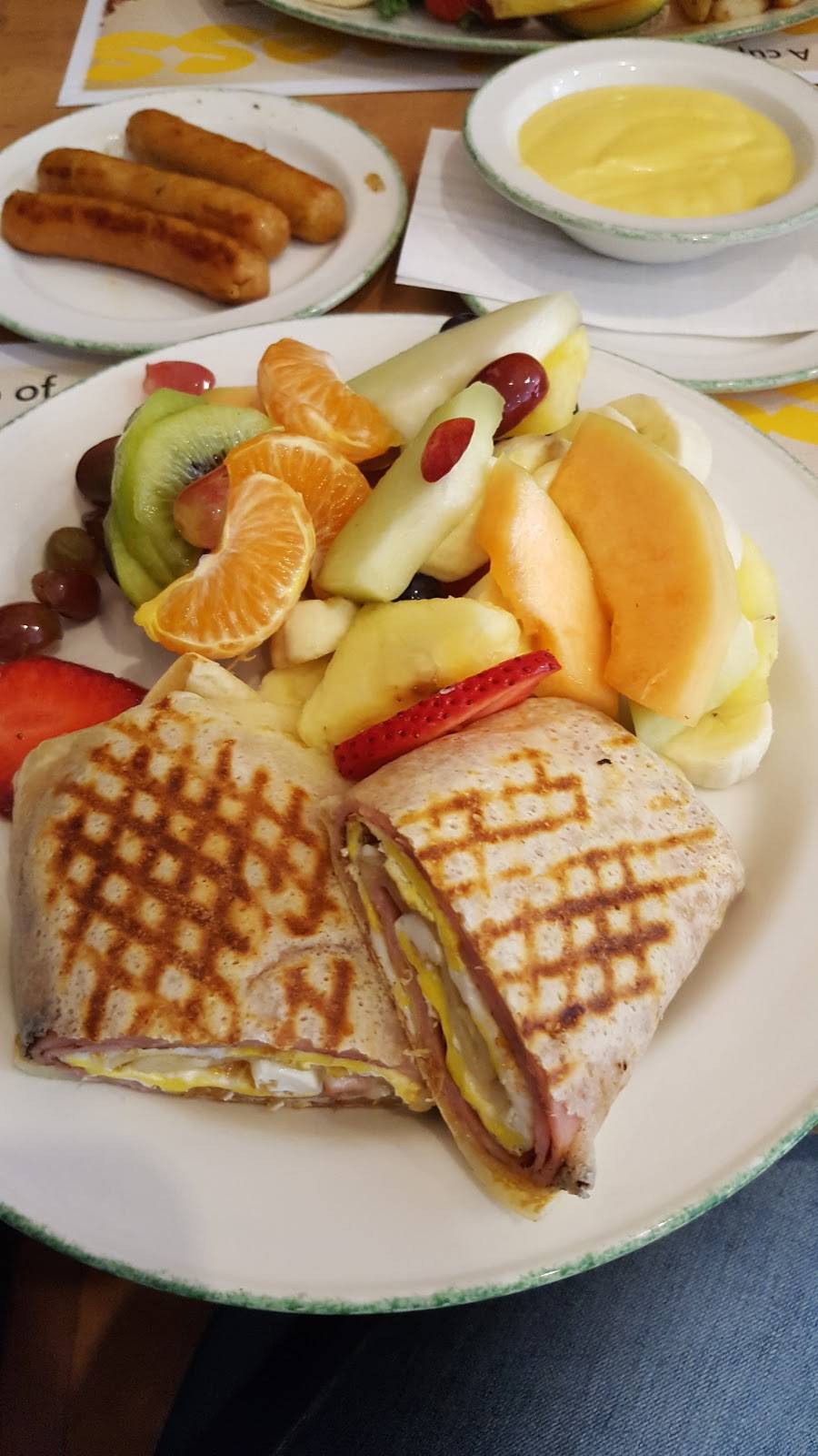 Cora | restaurant | 280 W Hunt Club Rd #5, Ottawa, ON K2E 0B7, Canada | 6132628511 OR +1 613-262-8511