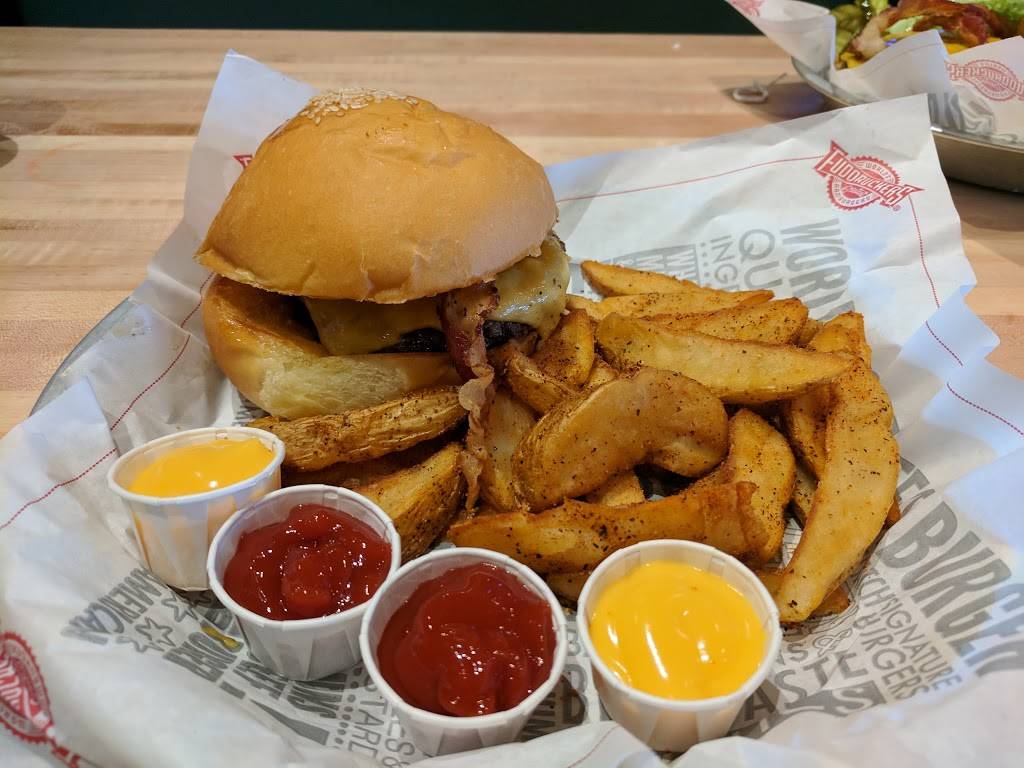 Fuddruckers | restaurant | 14000 Foulger Square, Woodbridge, VA 22192, USA | 5716596284 OR +1 571-659-6284