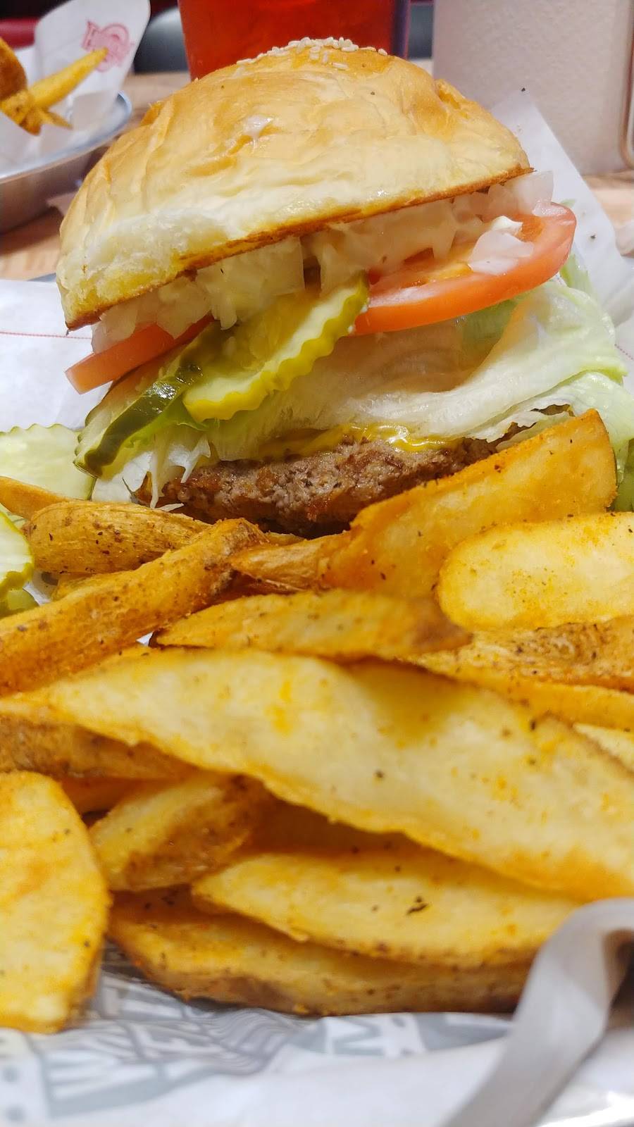 Fuddruckers | restaurant | 7802 Orangethorpe Ave, Buena Park, CA 90621, USA | 7147398801 OR +1 714-739-8801