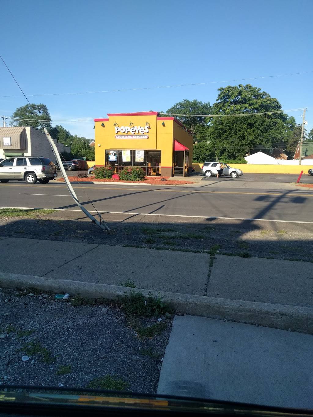 Popeyes Louisiana Kitchen | restaurant | 16900 Meyers Rd, Detroit, MI 48235, USA | 3133412600 OR +1 313-341-2600