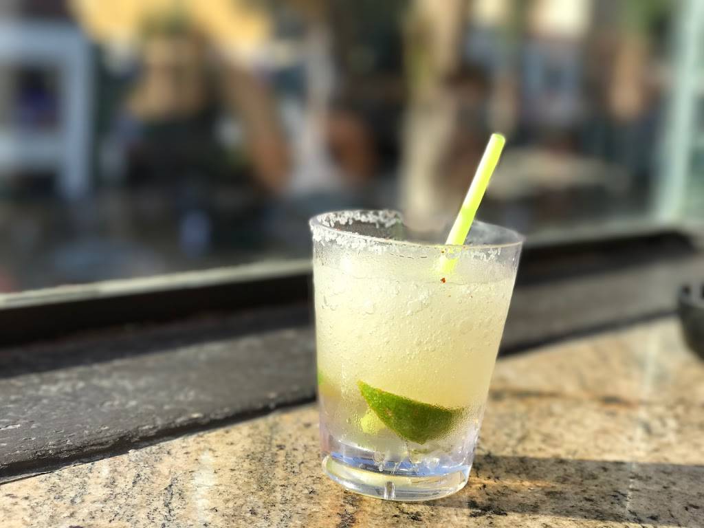 Hurricanes Bar & Grill | restaurant | 200 Main St #201, Huntington Beach, CA 92648, USA | 7143740500 OR +1 714-374-0500