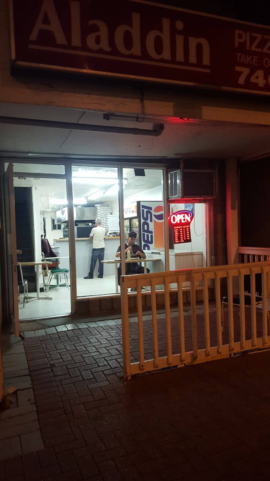 Aladdin Pizza | restaurant | 272 Montreal Rd, Vanier, ON K1L 6C3, Canada | 6137468888 OR +1 613-746-8888