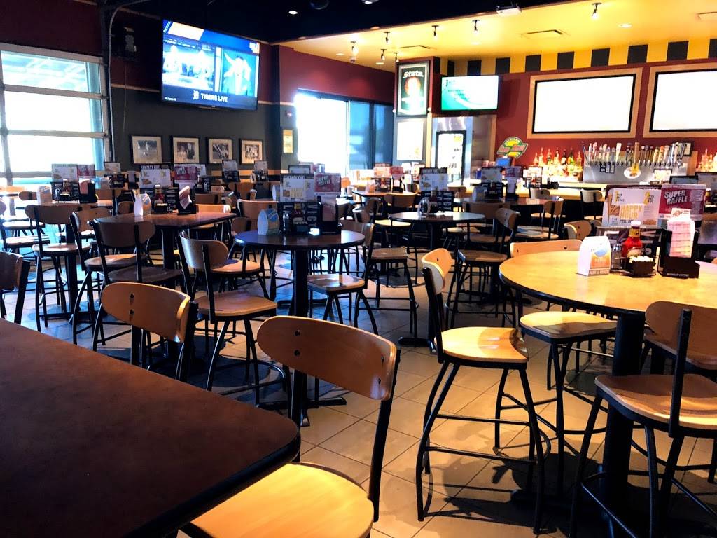 Buffalo Wild Wings | meal takeaway | 2180 Anderson Rd #110, Petoskey, MI 49770, USA | 2314399153 OR +1 231-439-9153
