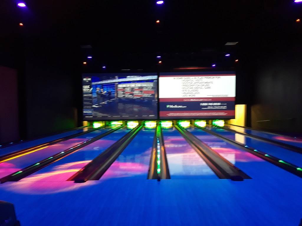 Showplace Entertainment Center & Burgh House | restaurant | 8099 Bell Oaks Dr, Newburgh, IN 47630, USA | 8128536843 OR +1 812-853-6843