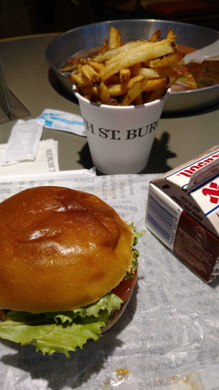 South St. Burger | restaurant | 743 St Clair Ave W, Toronto, ON M6C 1B4, Canada | 6473526523 OR +1 647-352-6523