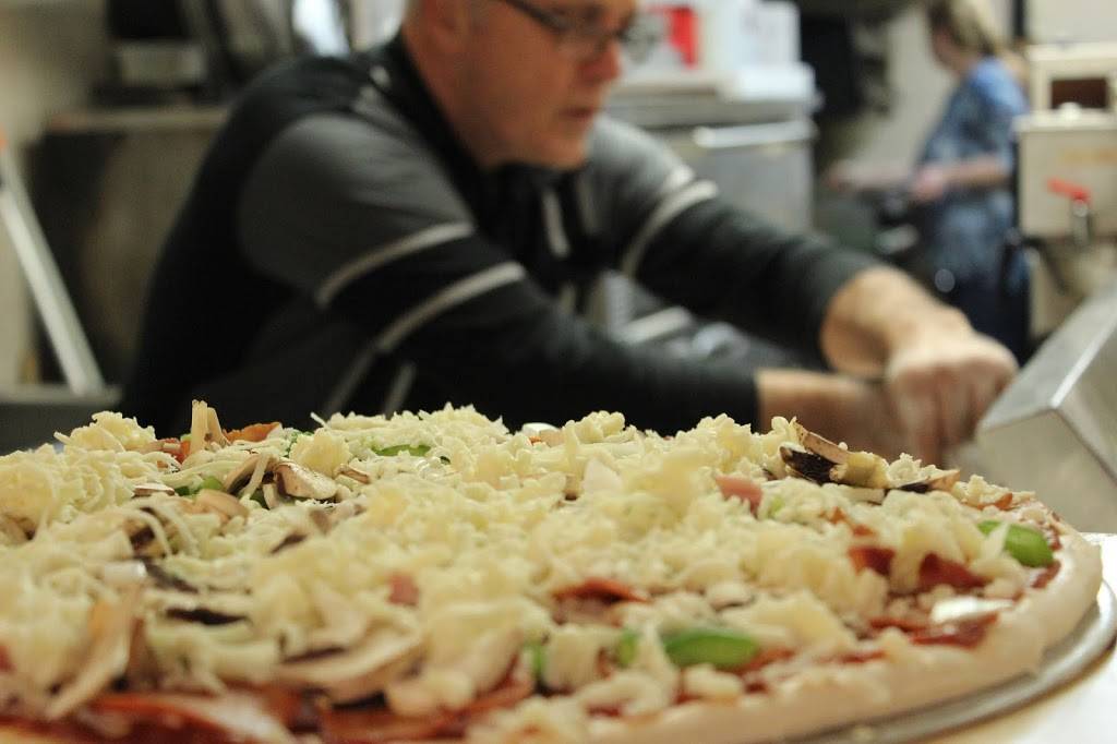 Dinos Dining Lounge | restaurant | 510 Dundas St, Woodstock, ON N4S 1C3, Canada | 5195375892 OR +1 519-537-5892