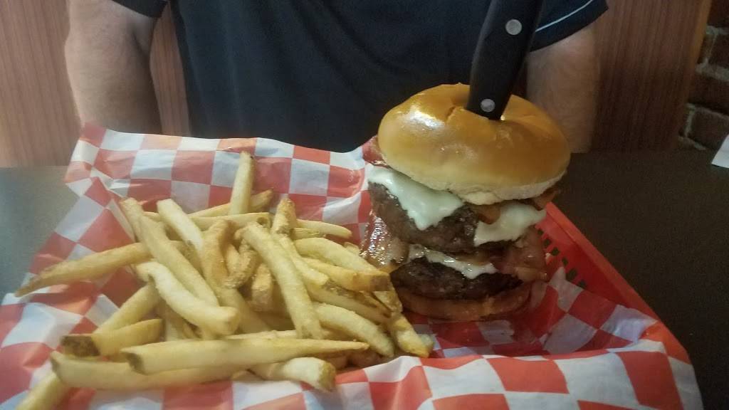 Chickens Place | restaurant | 142 N Main St, St Charles, MO 63301, USA | 6364931998 OR +1 636-493-1998