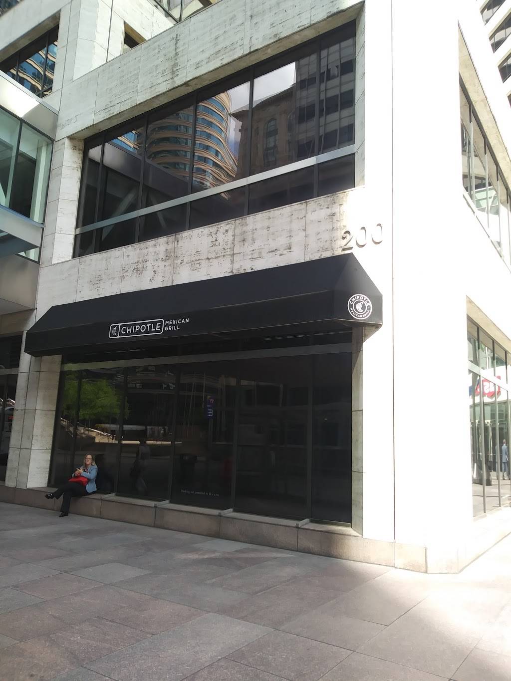 Chipotle Mexican Grill | restaurant | 200 South 6th St Ste 100, Minneapolis, MN 55402, USA | 6122520050 OR +1 612-252-0050