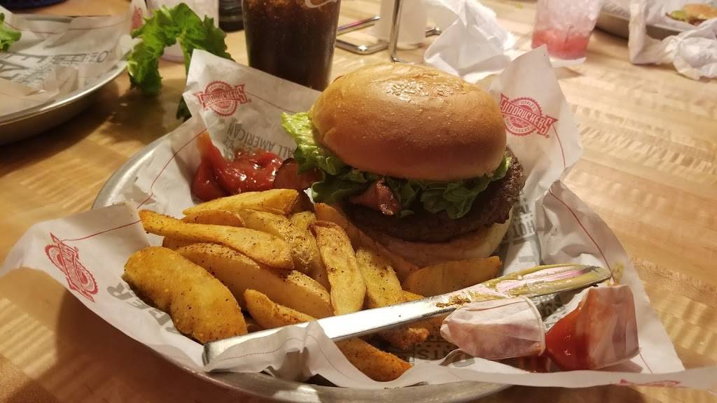 Fuddruckers | restaurant | 16065 W Bluemound Rd, Brookfield, WI 53005, USA | 2627843833 OR +1 262-784-3833