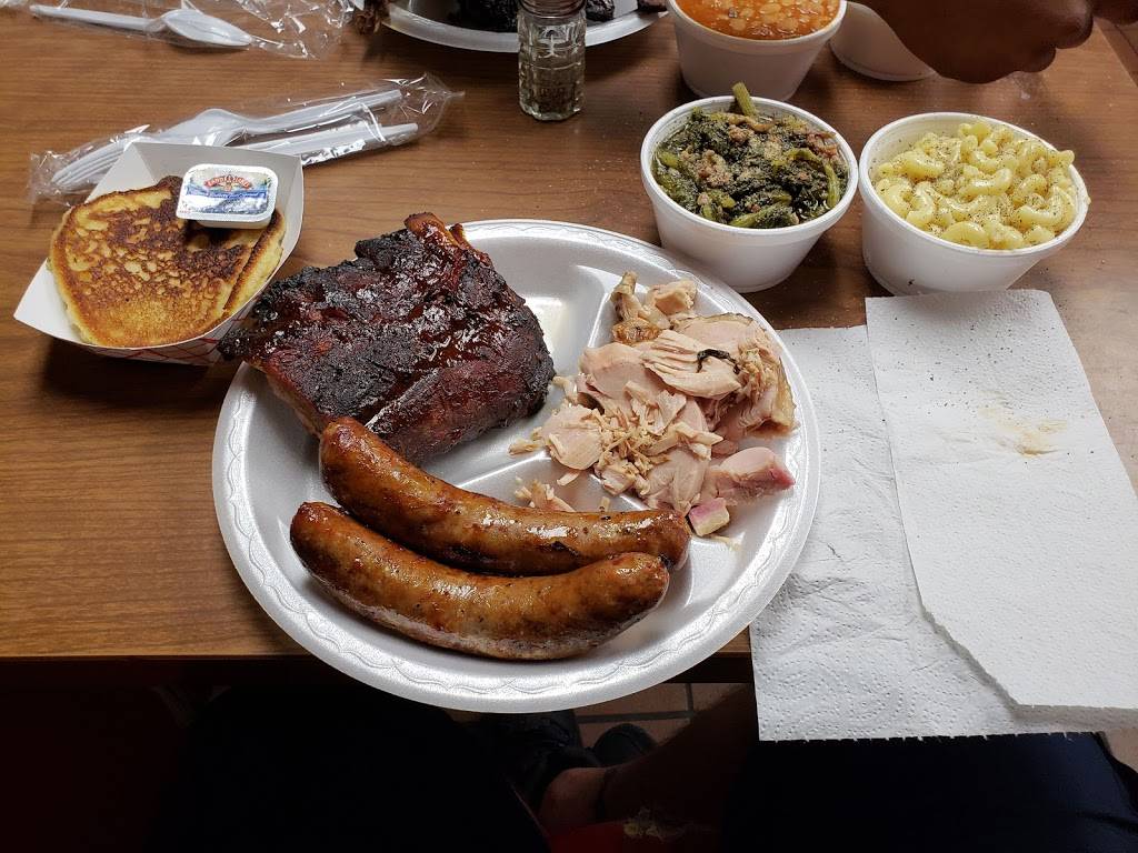 Center Point Barbecue | restaurant | 1212 W Main St, Hendersonville, TN 37075, USA | 6158249330 OR +1 615-824-9330