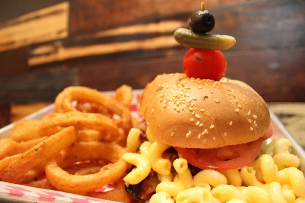 The Social House | restaurant | 435 N Alafaya Trail, Orlando, FL 32828, USA | 4079069001 OR +1 407-906-9001