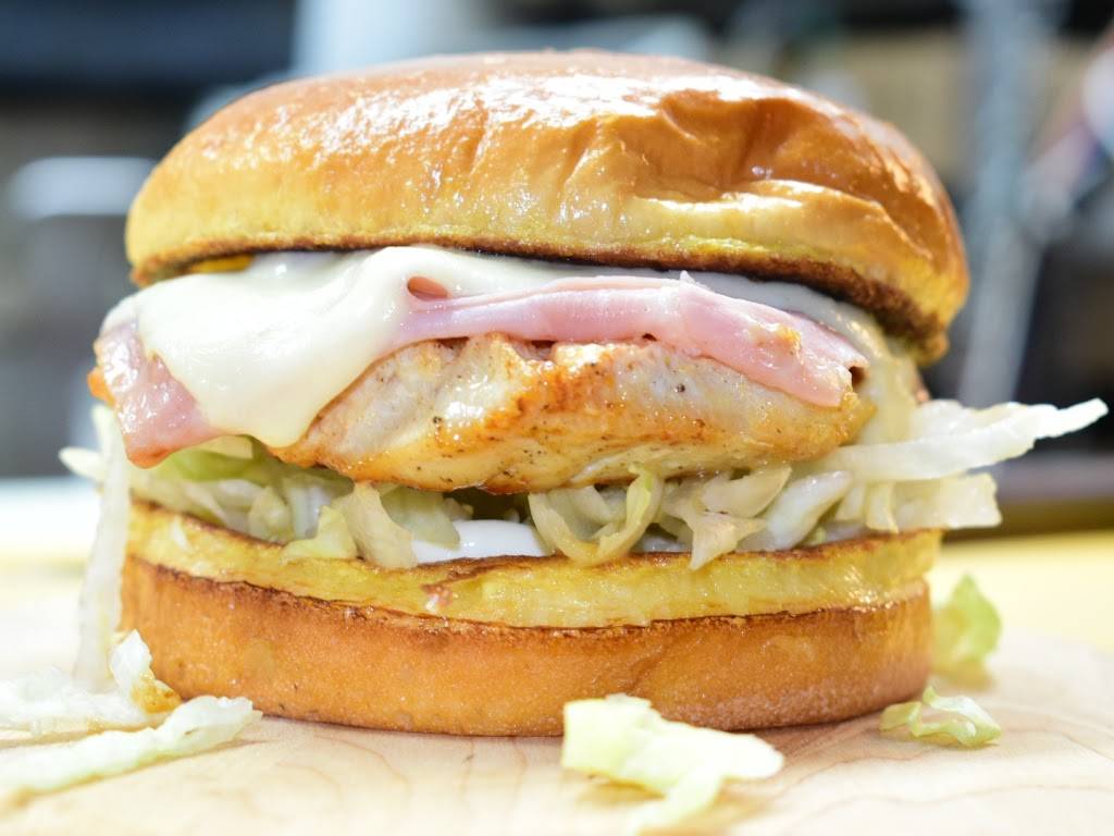 Twisted Burger Grayslake | restaurant | 217 Center St, Grayslake, IL 60030, USA | 8472232388 OR +1 847-223-2388