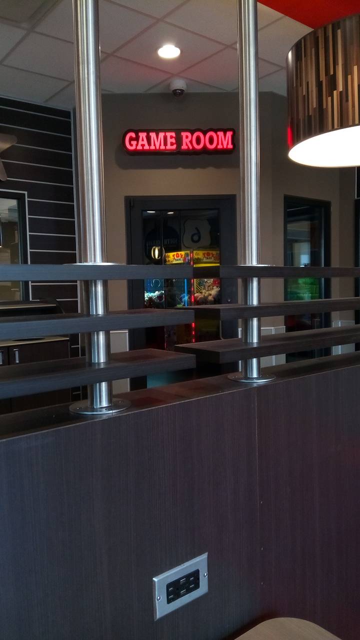 Hardees | restaurant | 1533 E 162nd St, South Holland, IL 60473, USA | 7083317399 OR +1 708-331-7399