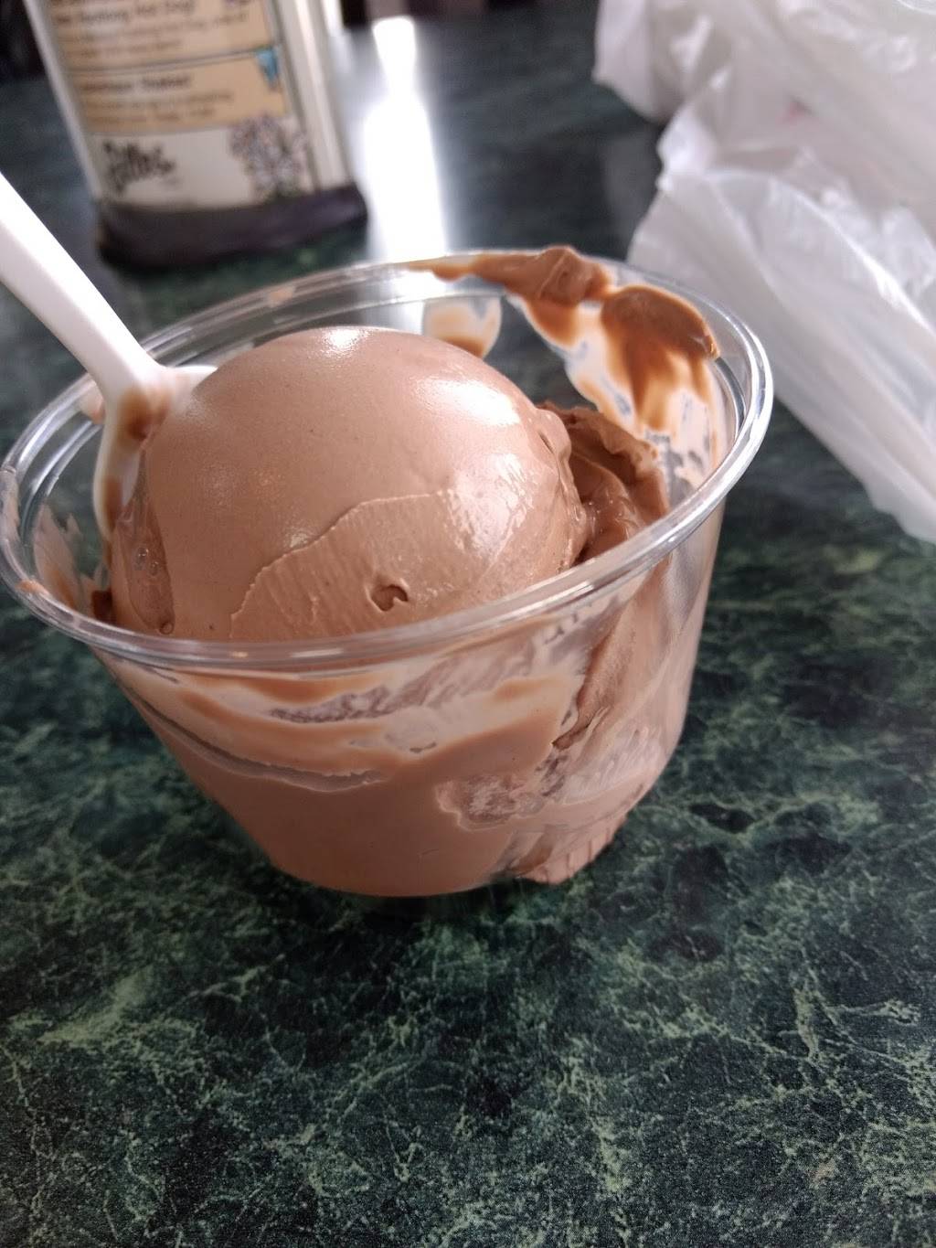 Gilles Frozen Custard | restaurant | 7515 W Bluemound Rd, Milwaukee, WI 53213, USA | 4144534875 OR +1 414-453-4875