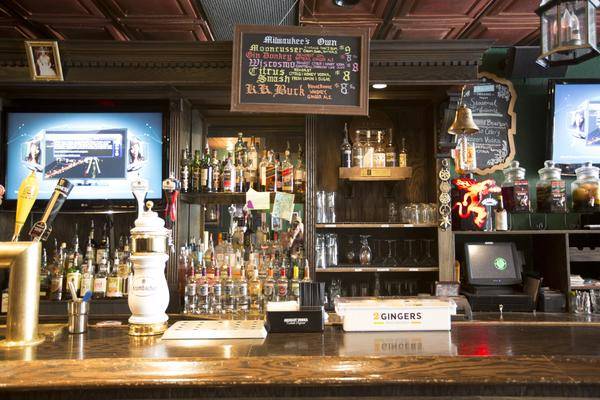 Three Lions Pub | restaurant | 4515 N Oakland Ave, Shorewood, WI 53211, USA | 4147636992 OR +1 414-763-6992