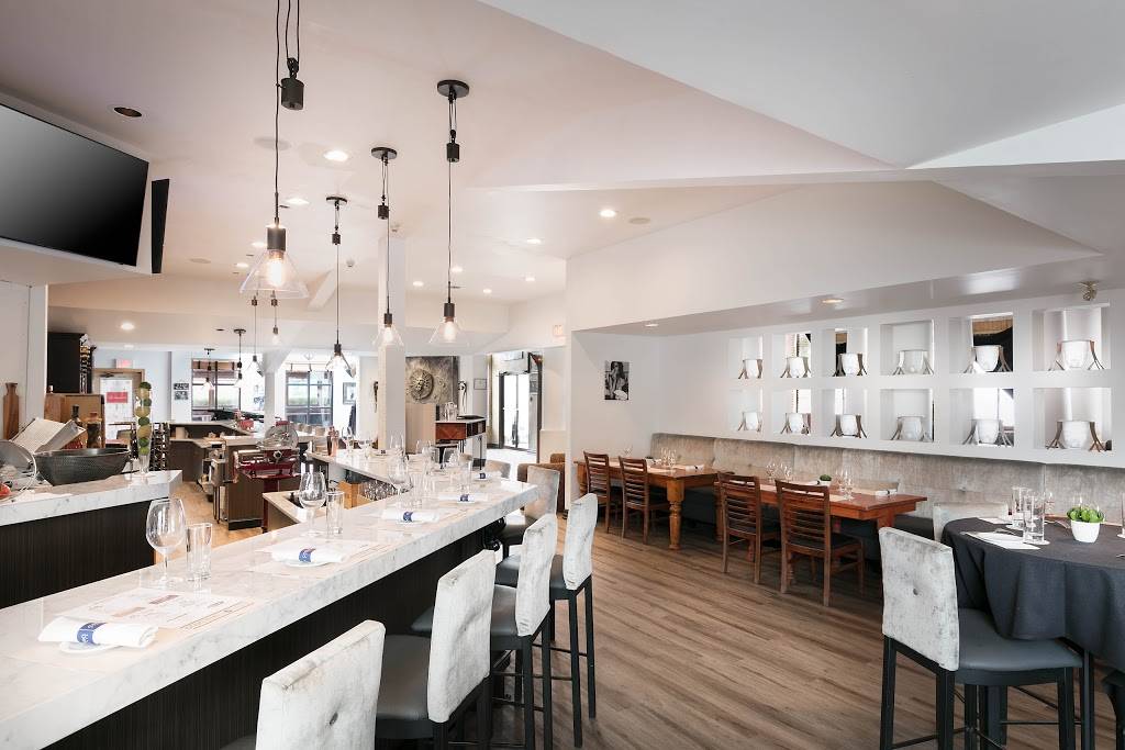 Casa Mia Ristorante | restaurant | 3518 Portage Rd, Niagara Falls, ON L2J 2K4, Canada | 9053565410 OR +1 905-356-5410