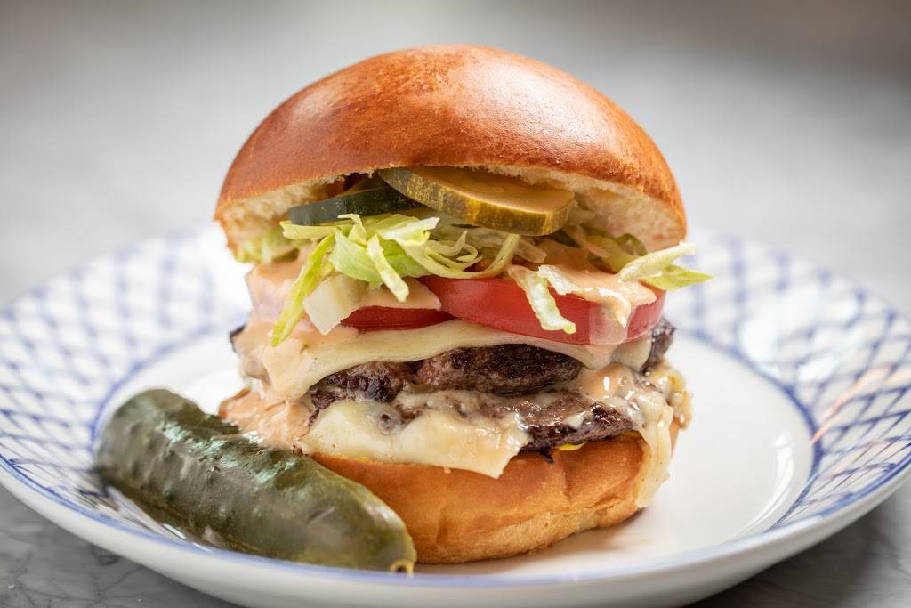 Dutch & Docs | restaurant | 3600 N Clark St, Chicago, IL 60613, USA | 7733600207 OR +1 773-360-0207